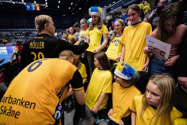 251101 goalkeeper Simon Möller, Felix Möller and supporters of Sweden after the international friendly handball match between Sweden and Spain on November 1, 2025 in Eskilstuna Photo Kenta Jönsson BILDBYRAN COP 210 KJ0282 handball handboll handball landslag sverige sweden spain national teams bbeng publik  Copyright: KENTAxJÖNSSON BB251101KJ078