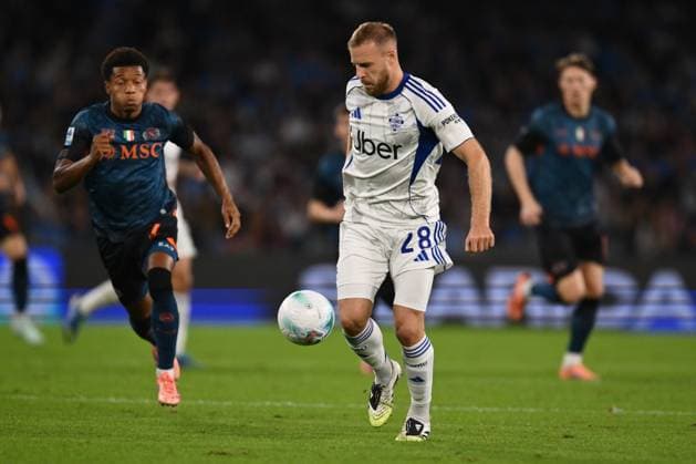 SSC Napoli v Como 1907 - Serie A David Neres of S.S.C. Napoli and Ivan Smolcic of Como 1907 are in action during the 10th day of the Serie A Championship between S.S.C. Napoli and Como 1907 at the Diego Armando Maradona Stadium in Naples, Italy, on November 1, 2025. Naples Italy Italy  Copyright: xDomenicoxCippitellix originalFilename:cippitelli-sscnapol251101_npI06.jpg