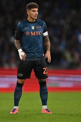 SSC Napoli v Como 1907 - Serie A Giovanni Di Lorenzo of S.S.C. Napoli is in action during the 10th day of the Serie A Championship between S.S.C. Napoli and Como 1907 at the Diego Armando Maradona Stadium in Naples, Italy, on November 1, 2025. Naples Italy Italy  Copyright: xDomenicoxCippitellix originalFilename:cippitelli-sscnapol251101_nprbV.jpg