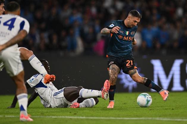 SSC Napoli v Como 1907 - Serie A Assane Diao of Como 1907 and Matteo Politano of S.S.C. Napoli are in action during the 10th day of the Serie A Championship between S.S.C. Napoli and Como 1907 at the Diego Armando Maradona Stadium in Naples, Italy, on November 1, 2025. Naples Italy Italy  Copyright: xDomenicoxCippitellix originalFilename:cippitelli-sscnapol251101_nptF2.jpg