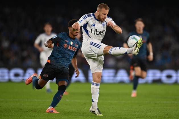 SSC Napoli v Como 1907 - Serie A David Neres of S.S.C. Napoli and Ivan Smolcic of Como 1907 are in action during the 10th day of the Serie A Championship between S.S.C. Napoli and Como 1907 at the Diego Armando Maradona Stadium in Naples, Italy, on November 1, 2025. Naples Italy Italy  Copyright: xDomenicoxCippitellix originalFilename:cippitelli-sscnapol251101_npuX6.jpg