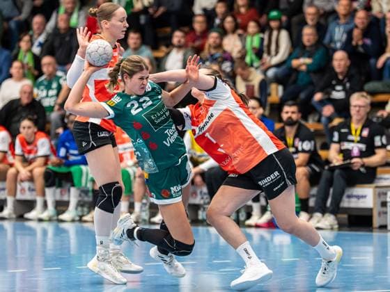 Sina Ehmann Frisch Auf Women, 22 in a two-player match with Diana Doegg Magnusdottir HSG Blomberg Lippe, 07 , Frisch Auf Goeppingen vs HSG Blomberg Lippe, Handball, 1 Bundesliga, Season 2025 2026, 01 11 2025 Frisch Auf Goeppingen vs HSG Blomberg Lippe, Handball, 1 Bundesliga, Season 2025 2026, 01 11 2025 Goeppingen Copyright: xMichaelxSchmidt Eibner-Pressefotx EP_MST