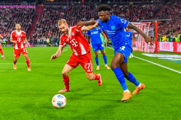 GER, DFB, FC Bayern Muenchen vs Bayer 04 Leverkusen 01 11 2025, Allianz Arena, Muenchen, GER, DFB, FC Bayern Muenchen vs Bayer 04 Leverkusen, in the picture Konrad Laimer FCB 27 in a duel against Edmond Tapsoba Leverkusen 12 nordphotoxGmbHx xStraubmeier nph00004