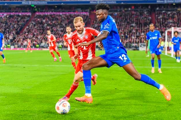 GER, DFB, FC Bayern Muenchen vs Bayer 04 Leverkusen 01 11 2025, Allianz Arena, Muenchen, GER, DFB, FC Bayern Muenchen vs Bayer 04 Leverkusen, in the picture Konrad Laimer FCB 27 in a duel against Edmond Tapsoba Leverkusen 12 nordphotoxGmbHx xStraubmeier nph00004
