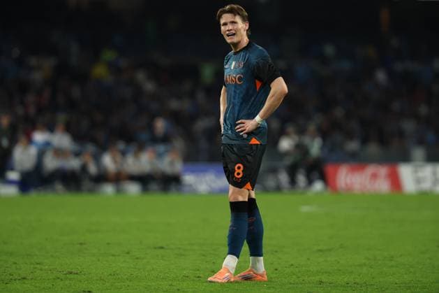 Napoli s Scott McTominay during the Serie A soccer match between Napoli and Como at the Diego Armando Maradona Stadium in Naples, southern italy - Saturday , November 01 , 2025. - Soccer .  Copyright: xAlessandroxGarofalo LaPressex