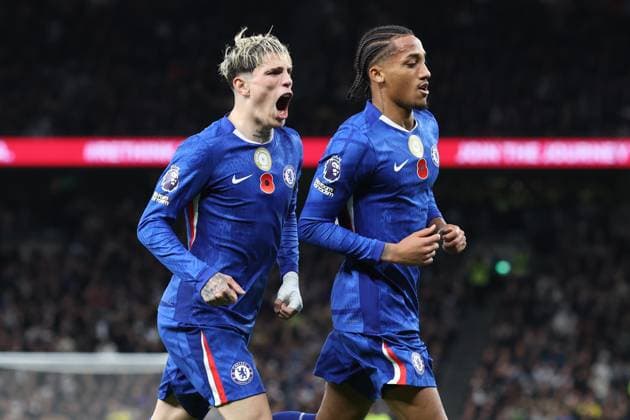 Tottenham Hotspur gegen Chelsea 01 November 2025, London Premier League Fußball Tottenham Hotspur gegen Chelsea Joao Pedro von Chelsea feiert den Führungstreffer mit Alejandro Garnacho Foto Charlotte Wilson Abseits London UK  Copyright: xCharlottexWilsonx xOffsidexOffside