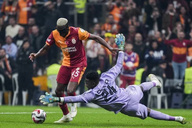 Galatasaray v Trabzonspor - Turkish Super Lig ISTANBUL, TURKIYE - NOVEMBER 1: Victor Osimhen (L) of Galatasaray in action against Andre Onana (R) of Trabzonspor during the Turkish Super Lig week 11 football match between Galatasaray and Trabzonspor at RAMS Park Stadium in Istanbul, Turkiye on November 1, 2025. Arife Karakum Anadolu Istanbul Turkey. Editorial use only. Please get in touch for any other usage.  Copyright: x2025xAnadoluxArifexKarakumx