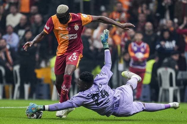 Galatasaray v Trabzonspor - Turkish Super Lig ISTANBUL, TURKIYE - NOVEMBER 1: Victor Osimhen (L) of Galatasaray in action against Andre Onana (R) of Trabzonspor during the Turkish Super Lig week 11 football match between Galatasaray and Trabzonspor at RAMS Park Stadium in Istanbul, Turkiye on November 1, 2025. Arife Karakum Anadolu Istanbul Turkey. Editorial use only. Please get in touch for any other usage.  Copyright: x2025xAnadoluxArifexKarakumx