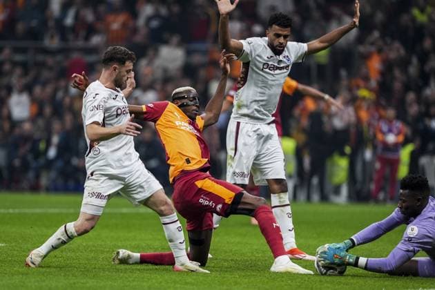 Galatasaray v Trabzonspor - Turkish Super Lig ISTANBUL, TURKIYE - NOVEMBER 1: Victor Osimhen (2nd L) of Galatasaray in action against Andre Onana (R) of Trabzonspor during the Turkish Super Lig week 11 football match between Galatasaray and Trabzonspor at RAMS Park Stadium in Istanbul, Turkiye on November 1, 2025. Arife Karakum Anadolu Istanbul Turkey. Editorial use only. Please get in touch for any other usage.  Copyright: x2025xAnadoluxArifexKarakumx