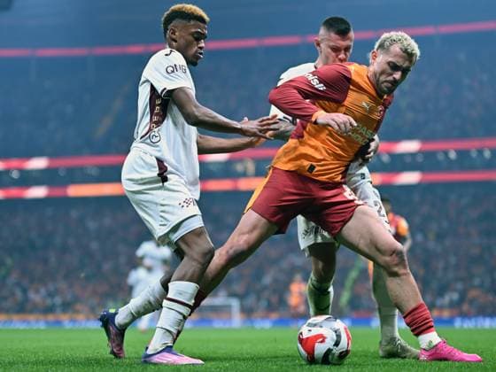Galatasaray v Trabzonspor - Turkish Super Lig ISTANBUL, TURKIYE - NOVEMBER 1: Baris Alper Yilmaz (R) of Galatasaray in action against Wagner Pina (L) of Trabzonspor during the Turkish Super Lig week 11 football match between Galatasaray and Trabzonspor at RAMS Park Stadium in Istanbul, Turkiye on November 1, 2025. Abdülhamid Hosbas Anadolu Istanbul Turkey. Editorial use only. Please get in touch for any other usage.  Copyright: x2025xAnadoluxAbdülhamidxHoÅübaÅüx