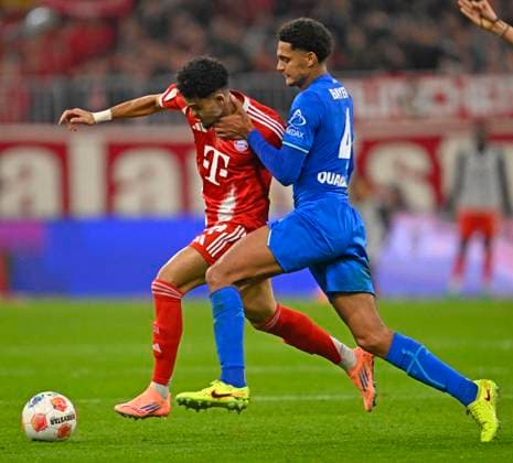 01 11 2025, Soccer Bundesliga 2025 2026, Matchday 9, FC Bayern Munich Bayer Leverkusen, in the Allianz Arena Munich, v l Luis Diaz FC Bayern Munich vs Jarell Quansah Leverkusen DFL and DFB regulations prohibit any use of photographs as image sequences and or quasi video