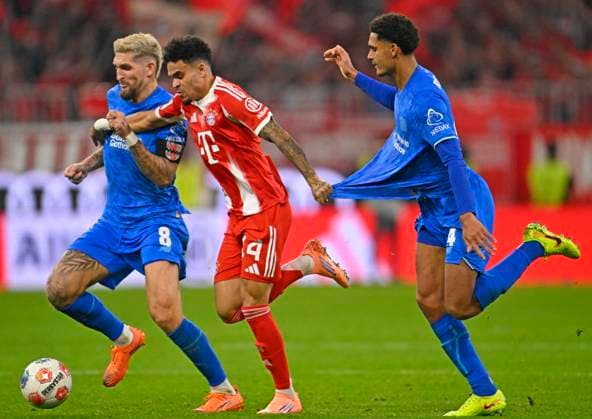 01 11 2025, Soccer Bundesliga 2025 2026, Matchday 9, FC Bayern Munich Bayer Leverkusen, at the Allianz Arena Munich, f l Luis Diaz FC Bayern Munich vs Robert Andrich Leverkusen and Jarell Quansah Leverkusen , f l Robert Andrich Leverkusen , Luis Diaz FC Bayern Munich and Jarell Quansah Leverkusen DFL and DFB regulations prohibit any use of photographs as image sequences and or quasi video