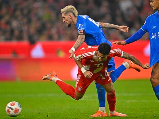 01 11 2025, Soccer Bundesliga 2025 2026, Matchday 9, FC Bayern Munich Bayer Leverkusen, in the Allianz Arena Munich, v l Luis Diaz FC Bayern Munich vs Robert Andrich Leverkusen DFL and DFB regulations prohibit any use of photographs as image sequences and or quasi video