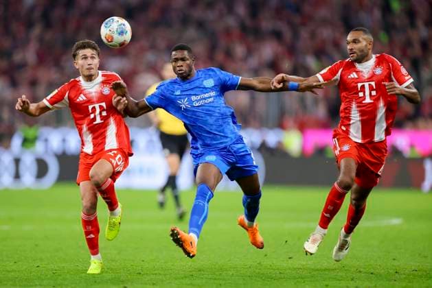 Tom Bischof (FC Bayern Muenchen), Christian Kofane (Bayer 04 Leverkusen) und Jonathan Tah (FC Bayern Muenchen) kaempfen um den Ball, Bundesliga, FC Bayern München v Bayer 04 Leverkusen, Allianz Arena am 01. November 2025 in München, Deutschland. (Foto von Marco Steinbrenner DeFodi Images) Tom Bischof (FC Bayern Muenchen), Christian Kofane (Bayer 04 Leverkusen) und Jonathan Tah (FC Bayern Muenchen) battle for the ball, Bundesliga, FC Bayern München v Bayer 04 Leverkusen, Allianz Arena, November 1, 2025 in München, Germany. (Photo by Marco Steinbrenner DeFodi Images) DFL regulations prohibit any use of photographs as image sequences and or quasi-video. Tom Bischof FC Bayern Muenchen , Christian Kofane Bayer 04 Leverkusen and Jonathan Tah FC Bayern Muenchen battle for the ball, Bundesliga, FC Bayern München v Bayer 04 Leverkusen, Allianz Arena on November 01, 2025 in Munich, Germany Photo by Marco Steinbrenner DeFodi Images Tom Bischof FC Bayern Muenchen , Christian Kofane Bayer 04 Leverkusen and Jonathan Tah FC Bayern Muenchen battle for the ball, Bundesliga, FC Bayern München v Bayer 04 Leverkusen, Allianz Arena, November 1, 2025 in München, Germany Photo by Marco Steinbrenner DeFodi Images DFL regulations prohibit any use of photographs as image sequences and or quasi video