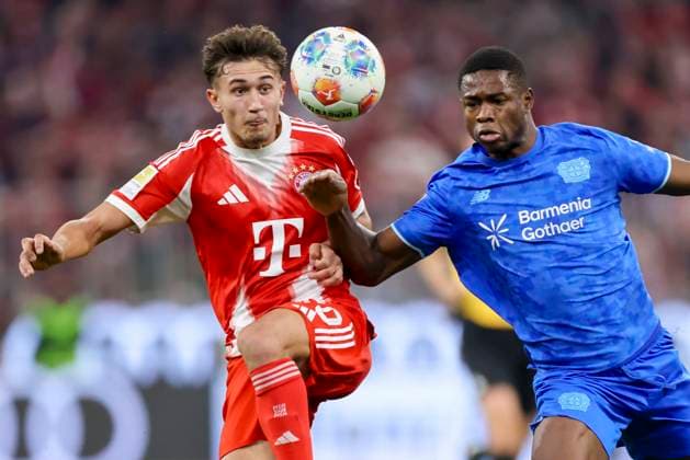 Tom Bischof (FC Bayern Muenchen) und Christian Kofane (Bayer 04 Leverkusen) kaempfen um den Ball, Bundesliga, FC Bayern München v Bayer 04 Leverkusen, Allianz Arena am 01. November 2025 in München, Deutschland. (Foto von Marco Steinbrenner DeFodi Images) Tom Bischof (FC Bayern Muenchen) und Christian Kofane (Bayer 04 Leverkusen) battle for the ball, Bundesliga, FC Bayern München v Bayer 04 Leverkusen, Allianz Arena, November 1, 2025 in München, Germany. (Photo by Marco Steinbrenner DeFodi Images) DFL regulations prohibit any use of photographs as image sequences and or quasi-video. Tom Bischof FC Bayern Muenchen and Christian Kofane Bayer 04 Leverkusen battle for the ball, Bundesliga, FC Bayern München v Bayer 04 Leverkusen, Allianz Arena, November 1, 2025 in Munich, Germany Photo by Marco Steinbrenner DeFodi Images Tom Bischof FC Bayern Muenchen and Christian Kofane Bayer 04 Leverkusen battle for the ball, Bundesliga, FC Bayern München v Bayer 04 Leverkusen, Allianz Arena, November 1, 2025 in München, Germany Photo by Marco Steinbrenner DeFodi Images DFL regulations prohibit any use of photographs as image sequences and or quasi video