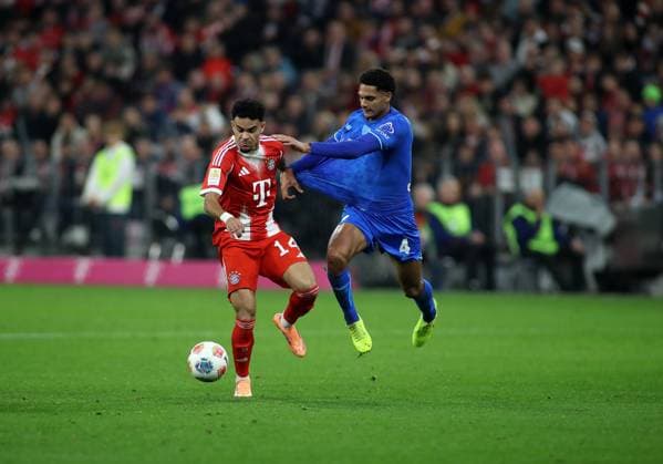 Football, Men, Bundesliga, Season 2025 2026, FC Bayern München Bayer 04 Leverkusen, Allianz Arena Luis Diaz FC Bayern München li with Jarell Quansah Bayer 04 Leverkusen re in duel for the ball, shirt pull DFB, DFL regulations prohibit any use of photographs as image sequences and or quasi video