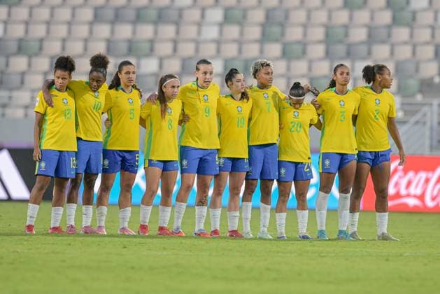 Brazil v Canada: Group A - FIFA U-17 Women s World Cup Morocco 2025 Brazil players hug before the penalty shootout during the FIFA U17, U 17 Women s World Cup Morocco 2025 quarter-final match between Brazil and Canada in Rabat, Morocco, on November 1, 2025, at the Olympic Stadium. Rabat Morocco  Copyright: xAndreaxxAmatox originalFilename:amato-notitle251101_npDIw.jpg