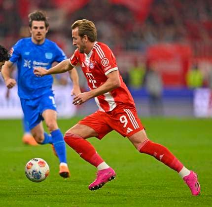 01 11 2025, Soccer Bundesliga 2025 2026, 9 Matchday, FC Bayern Munich Bayer Leverkusen, in the Allianz Arena Munich, Harry Kane FC Bayern Munich on the ball DFL and DFB regulations prohibit any use of photographs as image sequences and or quasi video
