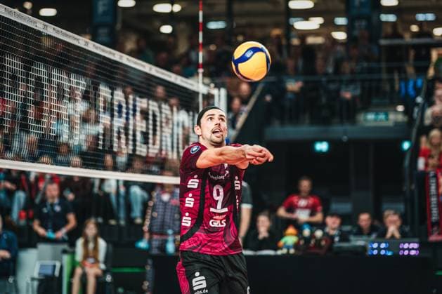 VBL SVG Lüneburg vs Netzhoppers KW, 01 11 2025 Hannes Gerken 9, Energiequelle Netzhoppers KW takes the ball Volleyball Bundesliga, 4 Matchday SVG Lüneburg vs Netzhoppers KW on 01 11 2025 in the LKH Arena, Lüneburg Copyright: xBEAUTIFULxSPORTS Tonhäuserx