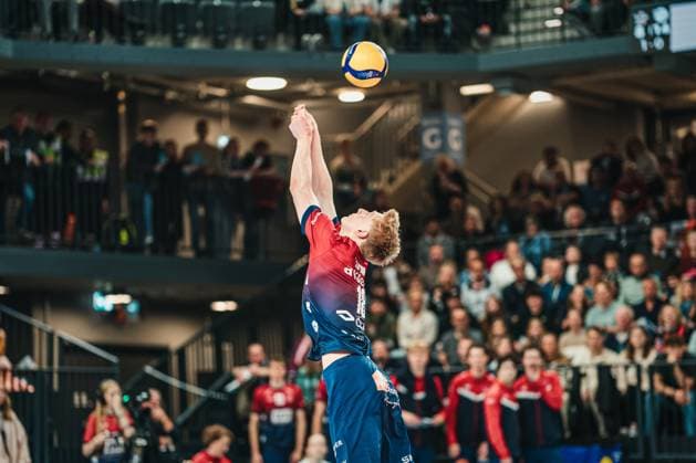 VBL SVG Lüneburg vs Netzhoppers KW, 01 11 2025 Axel Larsen SVG Lüneburg, 18 gets the ball Volleyball Bundesliga, 4 Matchday SVG Lüneburg vs Netzhoppers KW on 01 11 2025 in the LKH Arena, Lüneburg Copyright: xBEAUTIFULxSPORTS Tonhäuserx