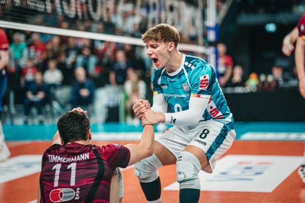 VBL SVG Lüneburg vs Netzhoppers KW, 01 11 2025 Tim Türpe 8, Energiequelle Netzhoppers KW cheers to Theo Timmermann 11, Energiequelle Netzhoppers KW Volleyball Bundesliga, Matchday 4 SVG Lüneburg vs Netzhoppers KW on 01 11 2025 in the LKH Arena, Lüneburg Copyright: xBEAUTIFULxSPORTS Tonhäuserx