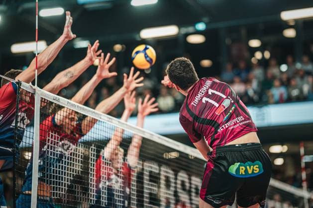 VBL SVG Lüneburg vs Netzhoppers KW, 01 11 2025 Theo Timmermann 11, energy source Netzhoppers KW beats over the block Volleyball Bundesliga, 4 matchday SVG Lüneburg vs Netzhoppers KW on 01 11 2025 in the LKH Arena, Lüneburg Copyright: xBEAUTIFULxSPORTS Tonhäuserx