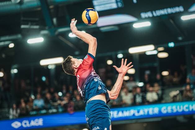 VBL SVG Lüneburg vs Netzhoppers KW, 01 11 2025 Christopher Byam SVG Lüneburg, 4 plays the ball Volleyball Bundesliga, 4 matchday SVG Lüneburg vs Netzhoppers KW on 01 11 2025 in the LKH Arena, Lüneburg Copyright: xBEAUTIFULxSPORTS Tonhäuserx