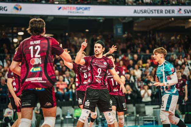 VBL SVG Lüneburg vs Netzhoppers KW, 01 11 2025 Hannes Gerken 9, Energiequelle Netzhoppers KW cheers to Isaiah Olfert 12, Energiequelle Netzhoppers KW Volleyball Bundesliga, Matchday 4 SVG Lüneburg vs Netzhoppers KW on 01 11 2025 in the LKH Arena, Lüneburg Copyright: xBEAUTIFULxSPORTS Tonhäuserx