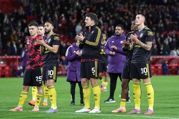 NOTTINGHAM, ENGLAND - NOVEMBER 1: Harry Maguire of Manchester United, ManU Matheus Cunha of Manchester United, Manuel Ugarte of Manchester United and Benjamin Sesko of Manchester United applaud the fans on the final whistle during the Premier League match between Nottingham Forest and Manchester United at City Ground on November 1, 2025 in Nottingham, England. (Photo by James Holyoak) SPO 