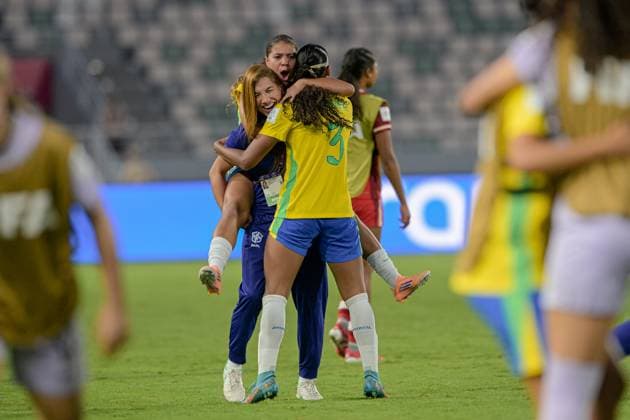 Brazil v Canada: Group A - FIFA U-17 Women s World Cup Morocco 2025 Brazilian players celebrate their qualification for the semi-finals during the FIFA U17, U 17 Women s World Cup Morocco 2025 quarter-final match between Brazil and Canada in Rabat, Morocco, on November 1, 2025, at the Olympic Stadium. Rabat Morocco  Copyright: xAndreaxxAmatox originalFilename:amato-notitle251101_npz6j.jpg