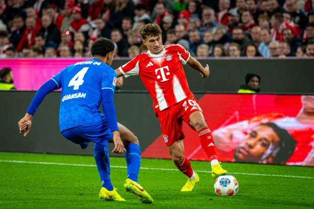SOCCER - DFL, Bayern vs Leverkusen MUNICH,GERMANY,01.NOV.25 - SOCCER - 1. DFL, 1. Deutsche Bundesliga, FC Bayern Muenchen vs Bayer 04 Leverkusen. Image shows Jarell Quansah (Leverkusen) and Tom Bischof (Bayern).  GEPAxpictures xKevinxHackner
