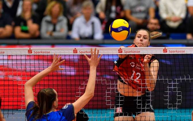 01 11 2025, Dresdens Mette Pfeffer smashes, Volleyball, 1 Bundesliga, Dresdner SC SC Schwerin, c Dresden