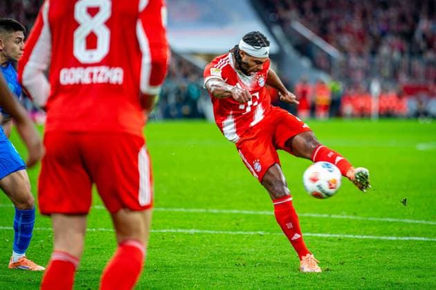 SOCCER - DFL, Bayern vs Leverkusen MUNICH,GERMANY,01.NOV.25 - SOCCER - 1. DFL, 1. Deutsche Bundesliga, FC Bayern Muenchen vs Bayer 04 Leverkusen. Image shows Serge Gnabry (Bayern).  GEPAxpictures xKevinxHackner