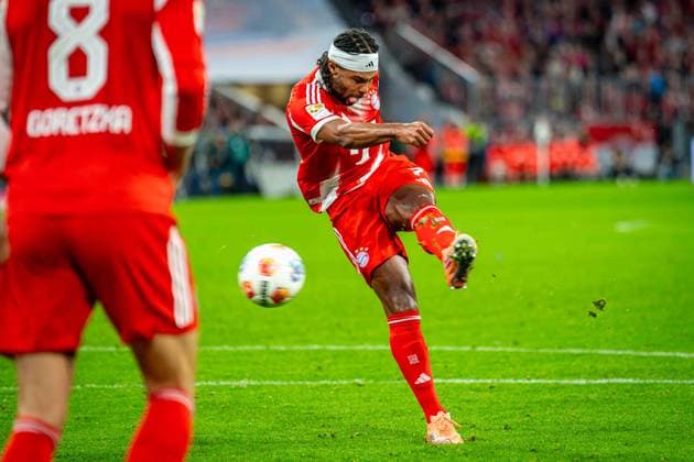 SOCCER - DFL, Bayern vs Leverkusen MUNICH,GERMANY,01.NOV.25 - SOCCER - 1. DFL, 1. Deutsche Bundesliga, FC Bayern Muenchen vs Bayer 04 Leverkusen. Image shows Serge Gnabry (Bayern).  GEPAxpictures xKevinxHackner