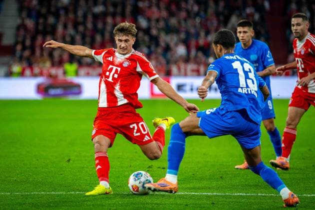 SOCCER - DFL, Bayern vs Leverkusen MUNICH,GERMANY,01.NOV.25 - SOCCER - 1. DFL, 1. Deutsche Bundesliga, FC Bayern Muenchen vs Bayer 04 Leverkusen. Image shows Tom Bischof (Bayern) and Arthur (Leverkusen).  GEPAxpictures xKevinxHackner