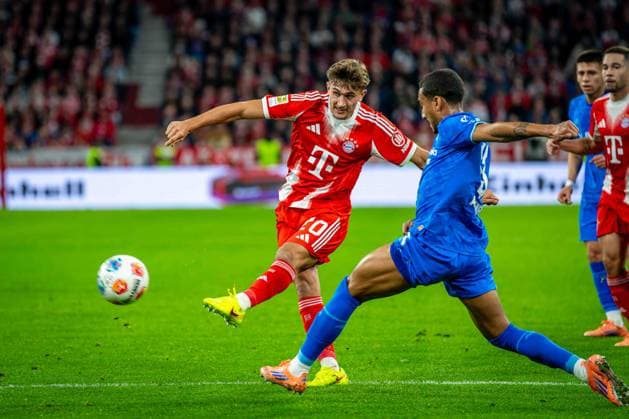 SOCCER - DFL, Bayern vs Leverkusen MUNICH,GERMANY,01.NOV.25 - SOCCER - 1. DFL, 1. Deutsche Bundesliga, FC Bayern Muenchen vs Bayer 04 Leverkusen. Image shows Tom Bischof (Bayern) and Arthur (Leverkusen).  GEPAxpictures xKevinxHackner