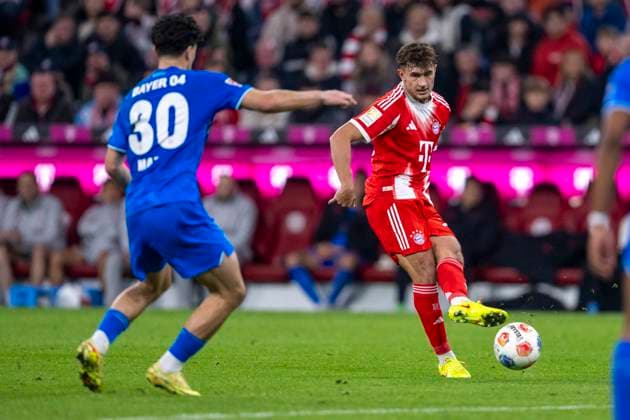 01 11 2025 Football FC Bayern Munich Bayer 04 Leverkusen in the Allianz Arena Tom Bischof Bayern Munich runs with the ball at his feet IMPORTANT NOTE In accordance with the regulations of the DFL and the DFB, it is prohibited to use or have used photographs taken in the stadium and or of the match in the form of sequential images and or video-like photo series Copyright: xDavidxInderliedx