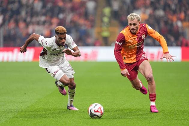 Galatasaray v Trabzonspor - Turkish Super Lig ISTANBUL, TURKIYE - NOVEMBER 1: Baris Alper Yilmaz of Galatasaray in action against Wagner Pina of Trabzonspor during the Turkish Super Lig week 11 football match between Galatasaray and Trabzonspor at RAMS Park Stadium in Istanbul, Turkiye on November 1, 2025. Cemal Yurttas Anadolu Istanbul Turkey. Editorial use only. Please get in touch for any other usage.  Copyright: x2025xAnadoluxCemalxYurttasx