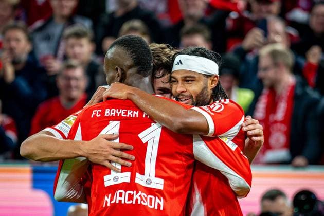 SOCCER - DFL, Bayern vs Leverkusen MUNICH,GERMANY,01.NOV.25 - SOCCER - 1. DFL, 1. Deutsche Bundesliga, FC Bayern Muenchen vs Bayer 04 Leverkusen. Image shows the rejoicing of Nicolas Jackson and Serge Gnabry (Bayern).  GEPAxpictures xKevinxHackner