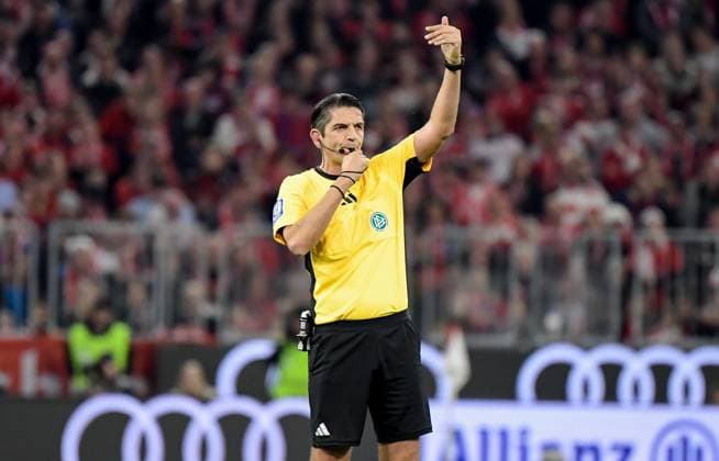 01 11 2025, xemx, Soccer 1 Bundesliga, FC Bayern Muenchen Bayer 04 Leverkusen v l Referee Deniz Aytekin Oberasbach gives instructions, gesticulates with his arms, gesticulate, gives instructions DFL DFB REGULATIONS PROHIBIT ANY USE OF PHOTOGRAPHS as IMAGE SEQUENCES and or QUASI VIDEO Muenchen