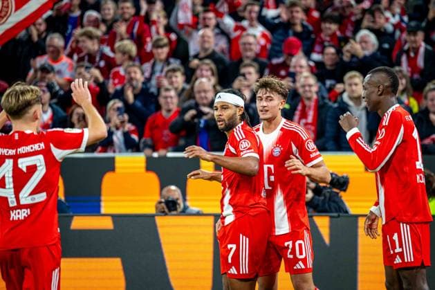 SOCCER - DFL, Bayern vs Leverkusen MUNICH,GERMANY,01.NOV.25 - SOCCER - 1. DFL, 1. Deutsche Bundesliga, FC Bayern Muenchen vs Bayer 04 Leverkusen. Image shows the rejoicing of Lennart Karl, Serge Gnabry, Tom Bischof and Nicolas Jackson (Bayern).  GEPAxpictures xKevinxHackner