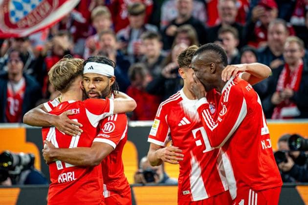 SOCCER - DFL, Bayern vs Leverkusen MUNICH,GERMANY,01.NOV.25 - SOCCER - 1. DFL, 1. Deutsche Bundesliga, FC Bayern Muenchen vs Bayer 04 Leverkusen. Image shows the rejoicing of Lennart Karl, Serge Gnabry, Tom Bischof and Nicolas Jackson (Bayern).  GEPAxpictures xKevinxHackner