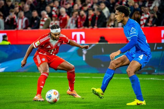 SOCCER - DFL, Bayern vs Leverkusen MUNICH,GERMANY,01.NOV.25 - SOCCER - 1. DFL, 1. Deutsche Bundesliga, FC Bayern Muenchen vs Bayer 04 Leverkusen. Image shows Serge Gnabry (Bayern) and Jarell Quansah (Leverkusen).  GEPAxpictures xKevinxHackner