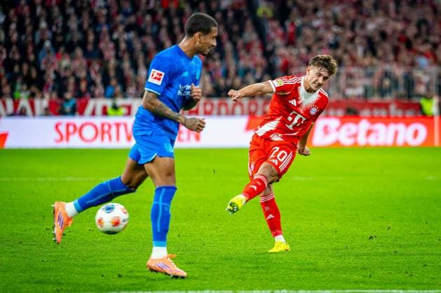 SOCCER - DFL, Bayern vs Leverkusen MUNICH,GERMANY,01.NOV.25 - SOCCER - 1. DFL, 1. Deutsche Bundesliga, FC Bayern Muenchen vs Bayer 04 Leverkusen. Image shows Tom Bischof (Bayern).  GEPAxpictures xKevinxHackner