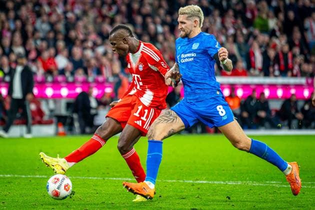 SOCCER - DFL, Bayern vs Leverkusen MUNICH,GERMANY,01.NOV.25 - SOCCER - 1. DFL, 1. Deutsche Bundesliga, FC Bayern Muenchen vs Bayer 04 Leverkusen. Image shows Nicolas Jackson (Bayern) and Robert Andrich (Leverkusen).  GEPAxpictures xKevinxHackner