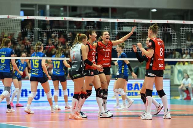 Amanda Siksna Dresdner SC, 11 cheers with her team Dresdner SC vs SSC Palmberg Schwerin, 1 Volleyball Bundesliga Women, Season 2025 2026, 01 11 2025 Dresdner SC vs SSC Palmberg Schwerin, 1 Volleyball Bundesliga Women, Season 2025 2026, 01 11 2025 Dresden Copyright: xEibner-Pressefoto xHoepnerx EP_PHR