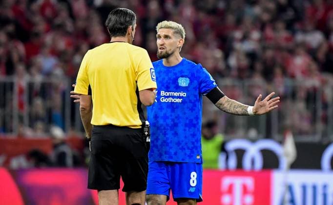 01 11 2025, xemx, Soccer 1 Bundesliga, FC Bayern Muenchen Bayer 04 Leverkusen v l Referee Deniz Aytekin Oberasbach , Robert Andrich Bayer 04 Leverkusen gives instructions, gesticulates with arms, gesticulate, gives instructions DFL DFB REGULATIONS PROHIBIT ANY USE OF PHOTOGRAPHS as IMAGE SEQUENCES and or QUASI VIDEO Muenchen