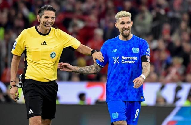 01 11 2025, xemx, Soccer 1 Bundesliga, FC Bayern Muenchen Bayer 04 Leverkusen v l Referee Deniz Aytekin Oberasbach , Robert Andrich Bayer 04 Leverkusen gives instructions, gesticulates with arms, gesticulate, gives instructions DFL DFB REGULATIONS PROHIBIT ANY USE OF PHOTOGRAPHS as IMAGE SEQUENCES and or QUASI VIDEO Muenchen