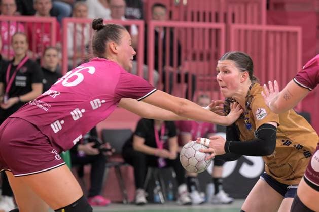 Anika Hampel Buxtehuder SV, 10 vs Carolin Huebner TusSies Metzingen, 56 TusSies Metzingen vs Buxtehuder SV, handball, Alsco HBF, 7 league matchday, 2025 2026 season, 01 11 2025 TusSies Metzingen vs Buxtehuder SV, handball, Alsco HBF, 7 league matchday, 2025 2026 season, 01 11 2025 Tuebingen Copyright: xEibner-Pressefoto TobiasxBaurx EP_TBR