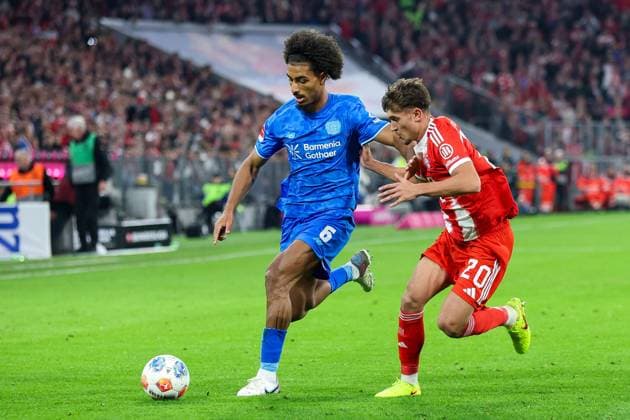 Soccer 1 Bundesliga 9 Matchday FC Bayern Munich Bayer 04 Leverkusen on 01 11 2025 at the Allianz Arena in Munich Kouakou Odilon Dorgeless Kossounou Leverkusen , left Tom Bischof Munich , right DFL regulations prohibit any use of photographs as image sequences and or quasi video xMSx